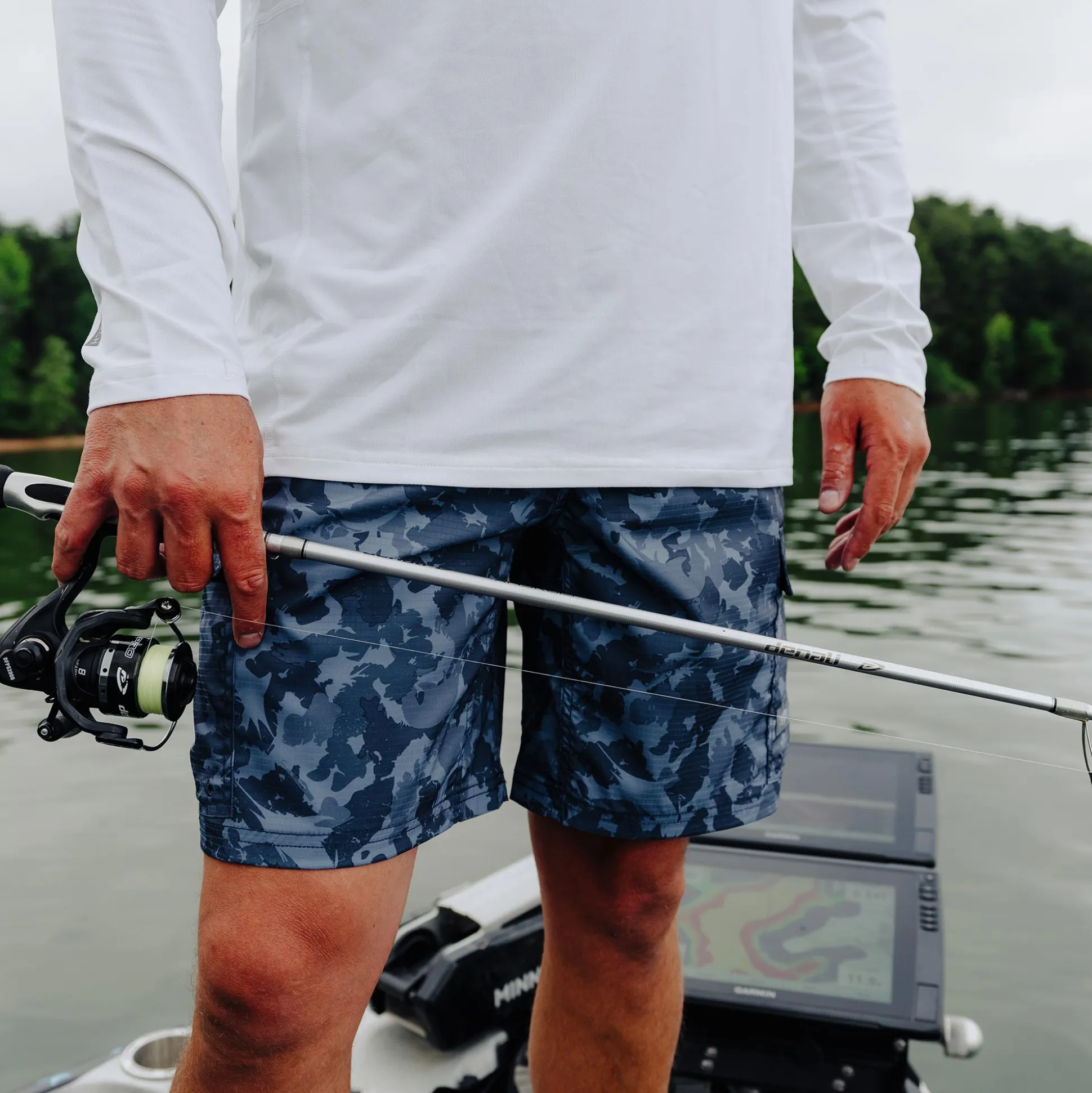 Deckhand Camo Fishing Cargo Shorts | AFTCO