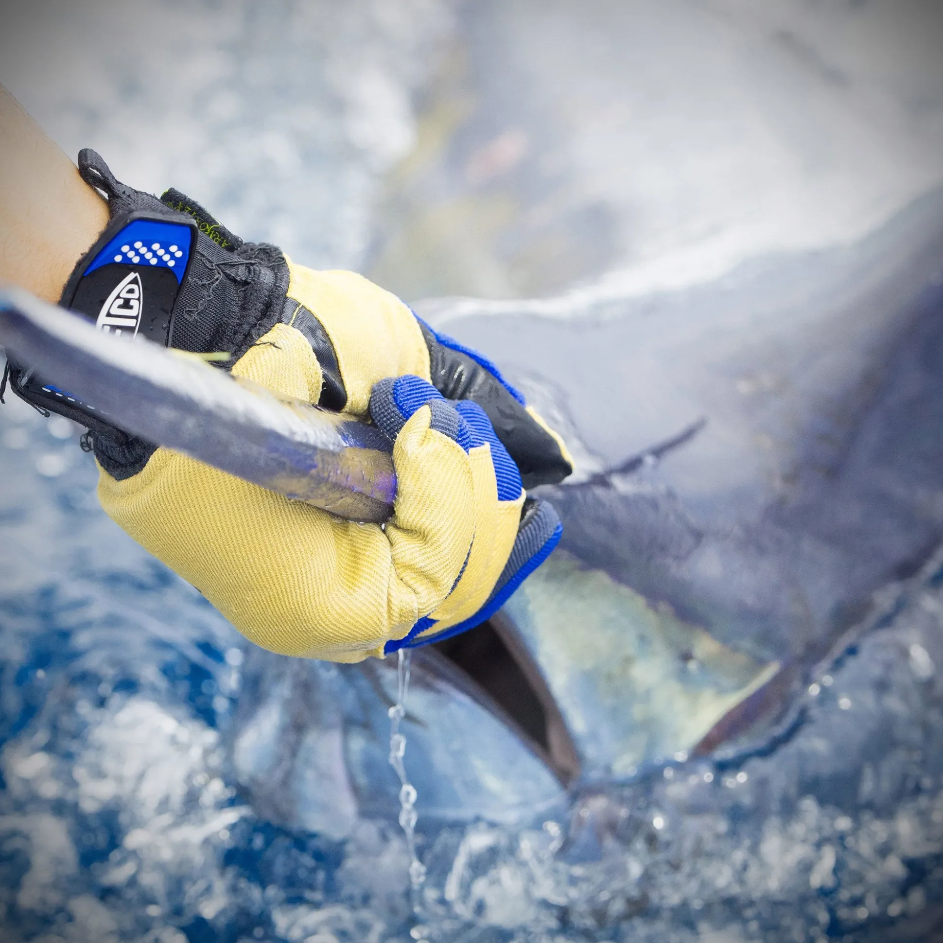 Wire Max Salt Water Fishing Glove
